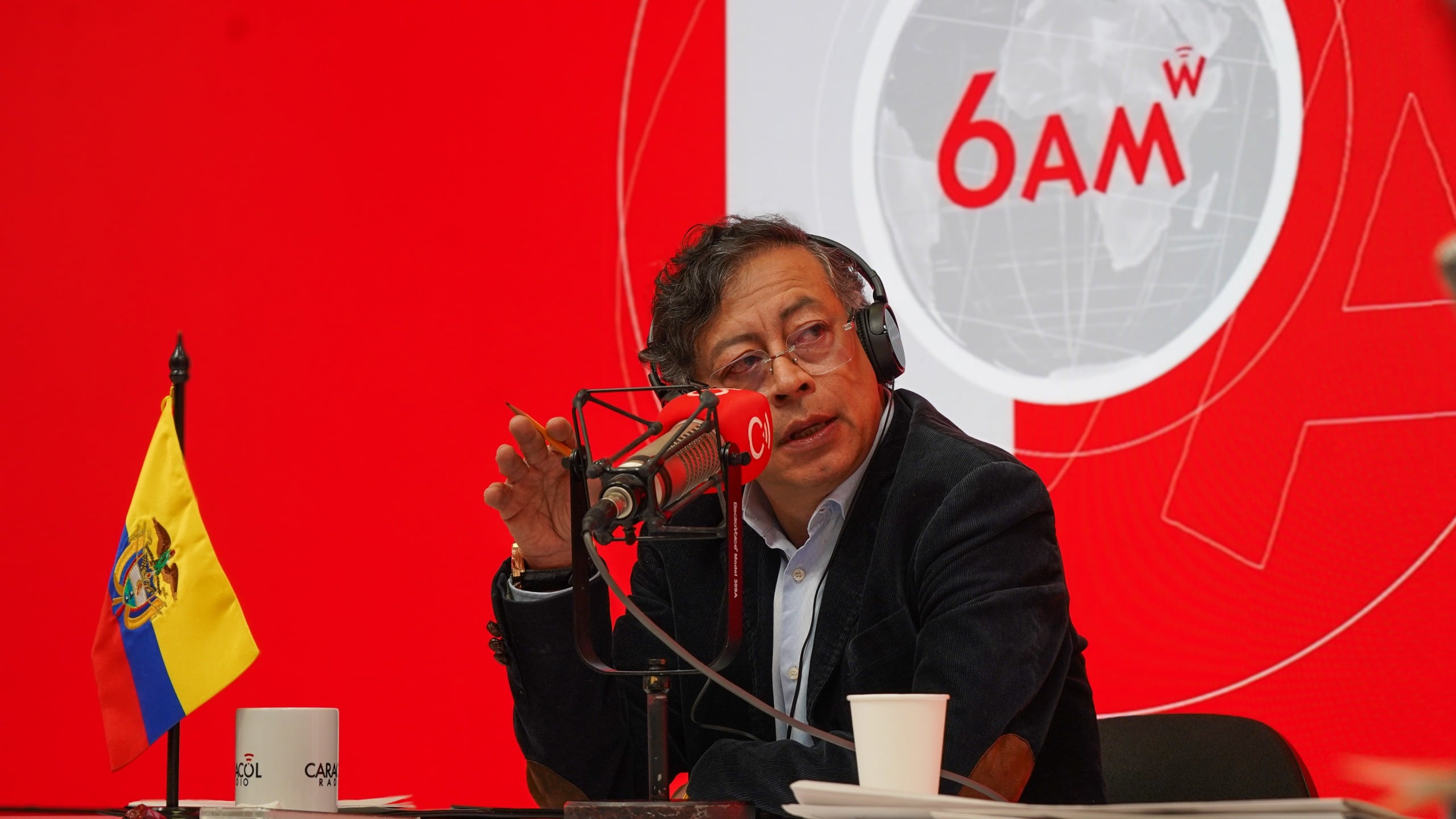 Gustavo Petro, presidente de la República, en los micrófonos de 6AMW (Crédito: Caracol Radio)
