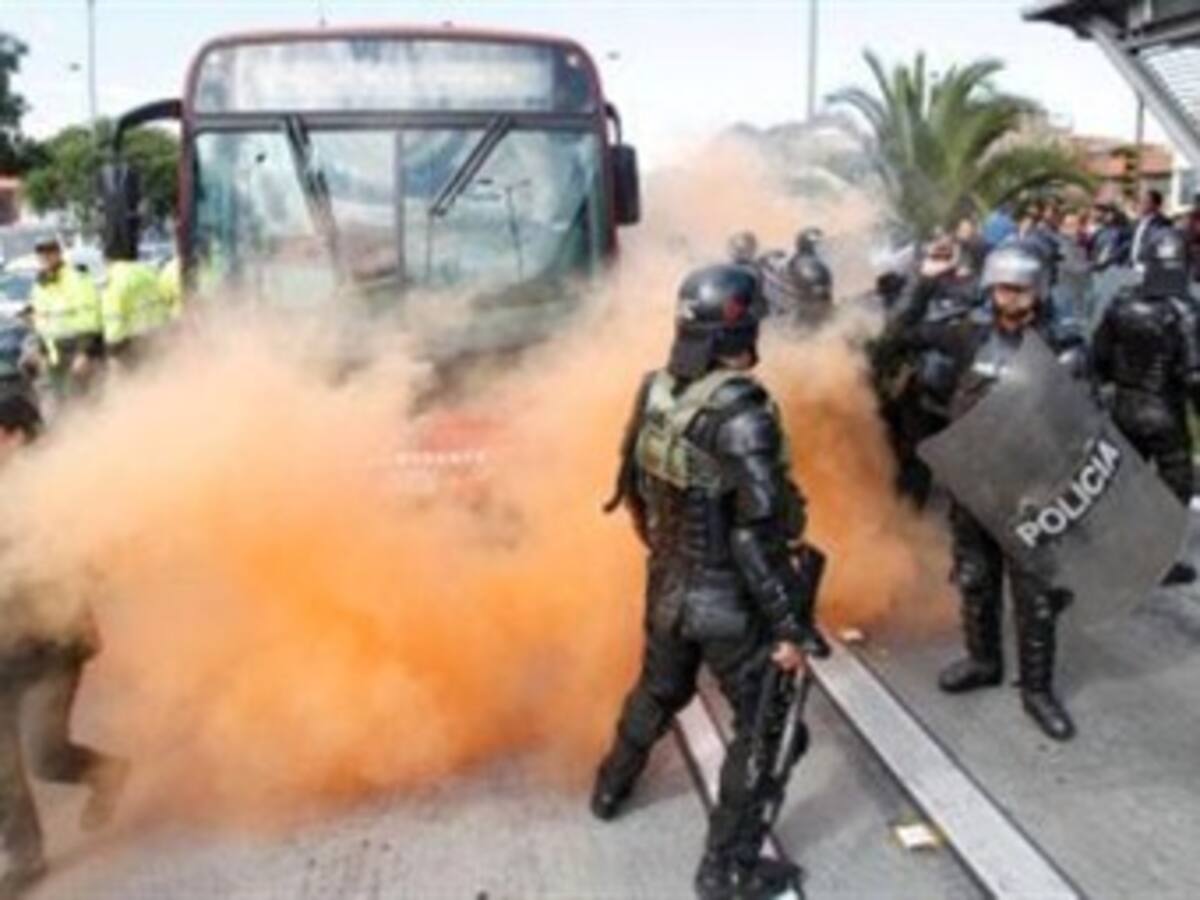 Transmilenio dice que lluvias y accidentes provocaron falla en el sistema