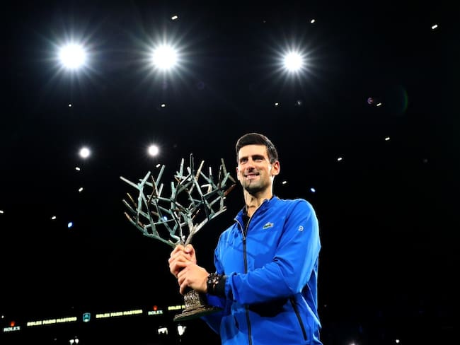 Djokovic ganó cómodo ante Shapovalov y completó cinco títulos en París