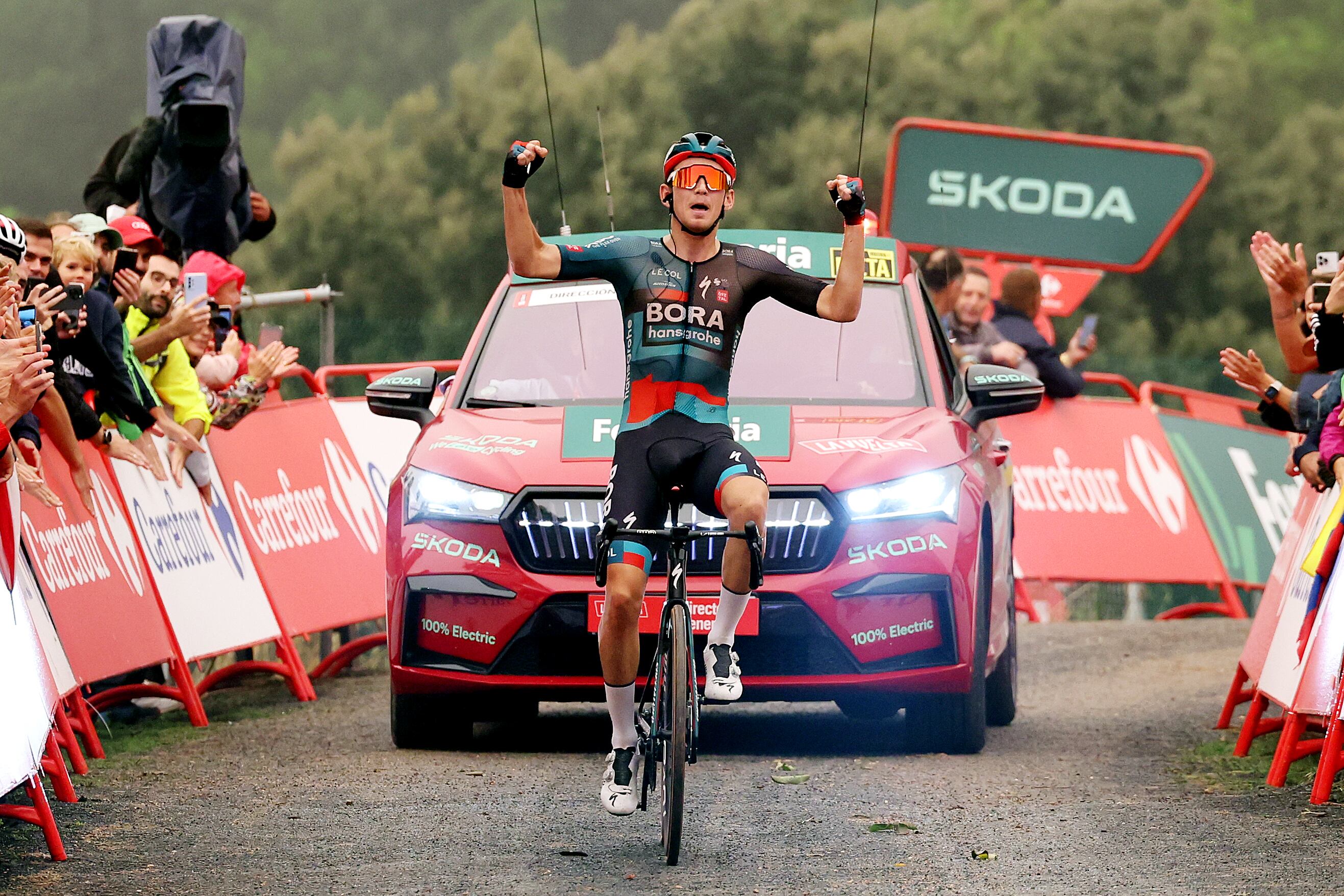 Lennard Kämna celebra el triunfo en la novena etapa de la Vuelta. (Photo by Alexander Hassenstein/Getty Images)
