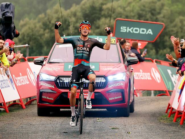 Lennard Kämna celebra el triunfo en la novena etapa de la Vuelta. (Photo by Alexander Hassenstein/Getty Images)