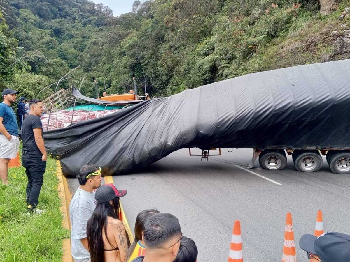 Paso restringido en la vía hacia el Alto de La Línea por el volcamiento de una tractomula