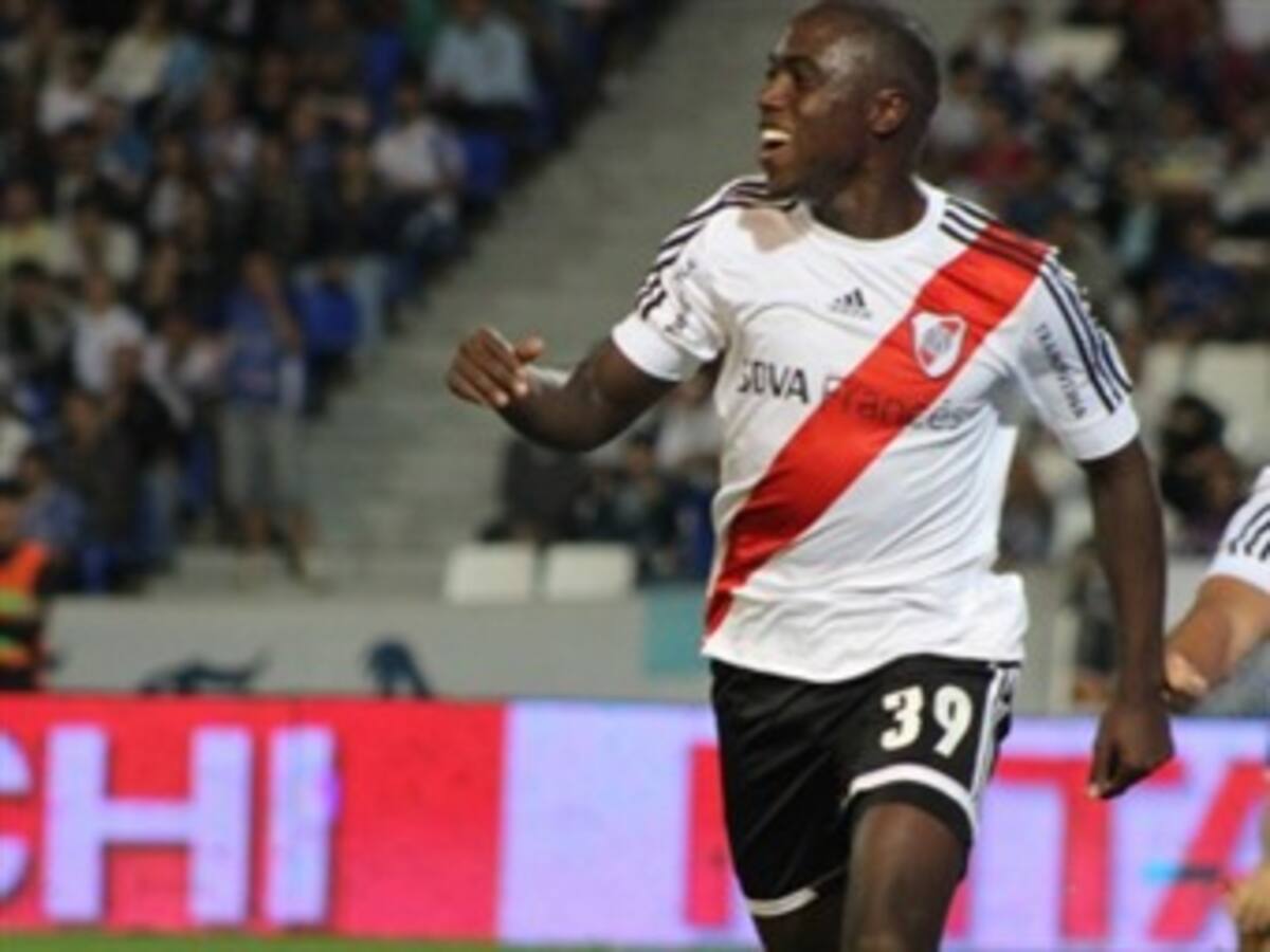 Eder Álvarez Balanta firmó como profesional y no tendrá más restricciones en Argentina