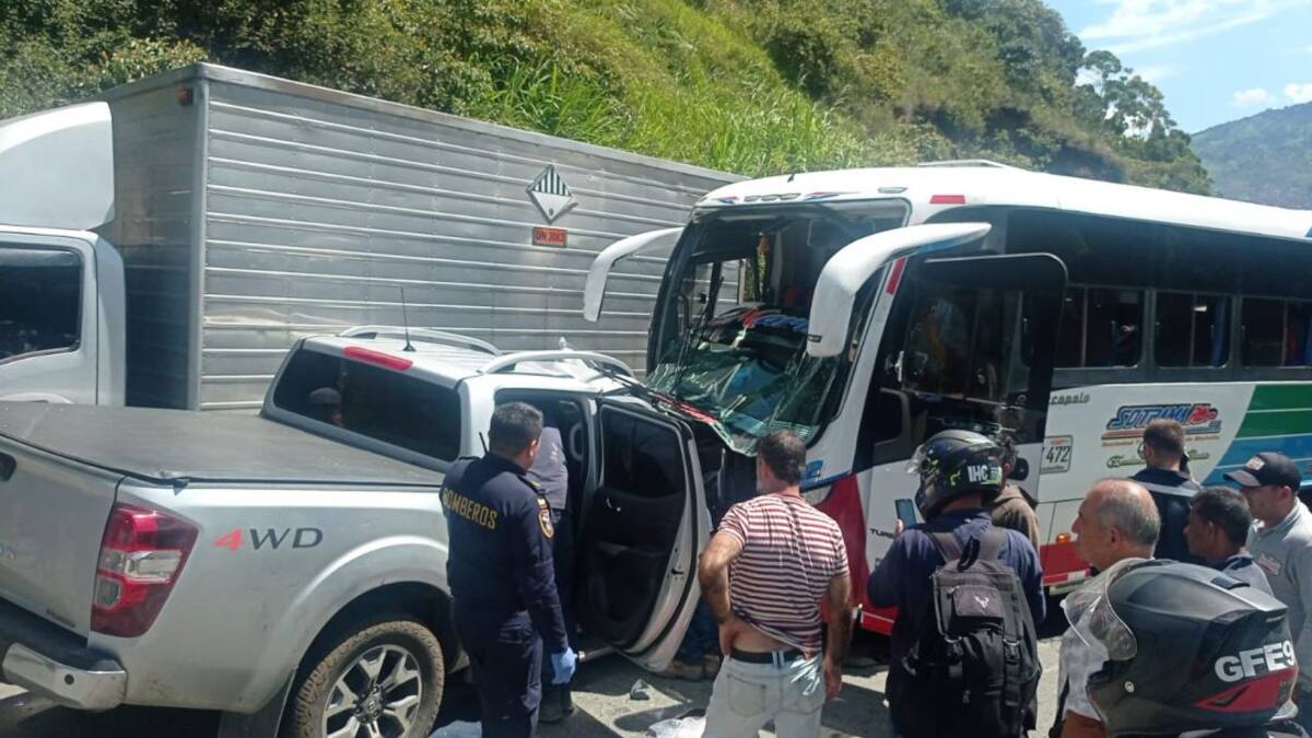 Choque de tres carros dejó al menos 8 heridos en Autopista Medellín-Bogotá