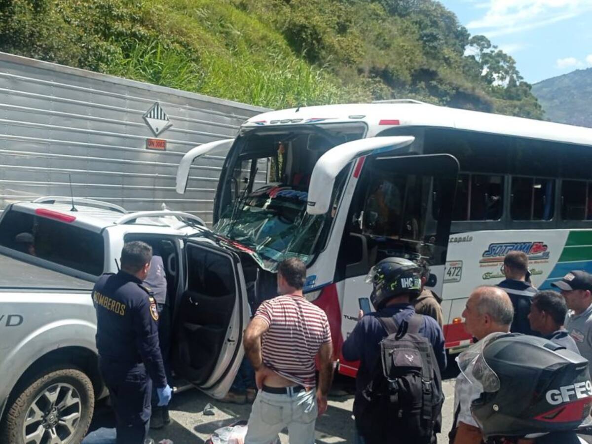 Choque de tres carros dejó al menos 8 heridos en Autopista Medellín-Bogotá