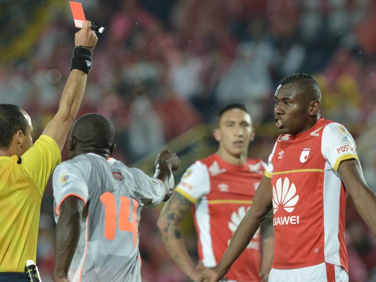 Árbitros pequeños, los que más tarjetas muestran en el fútbol