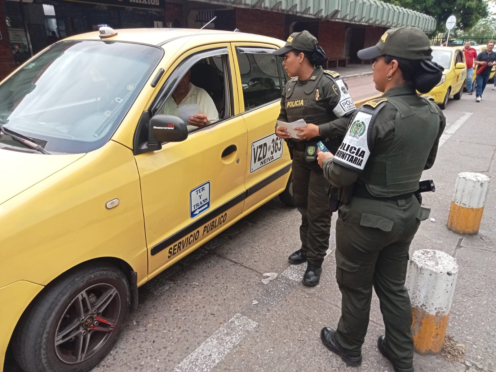 Durante la jornada, se entregaron volantes y se realizaron charlas informativas. Foto Policía Neiva