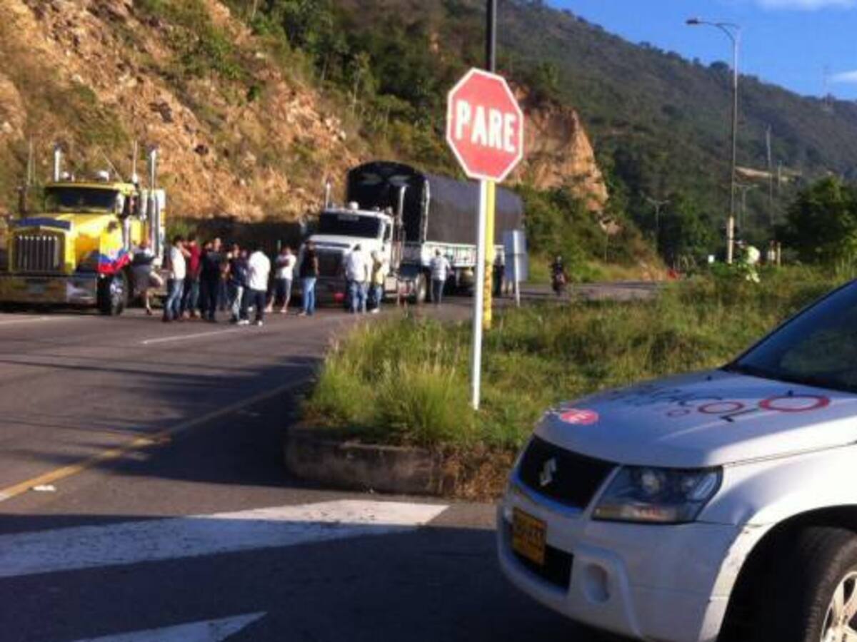 Camioneros protestan en tres puntos pero no bloquean vías