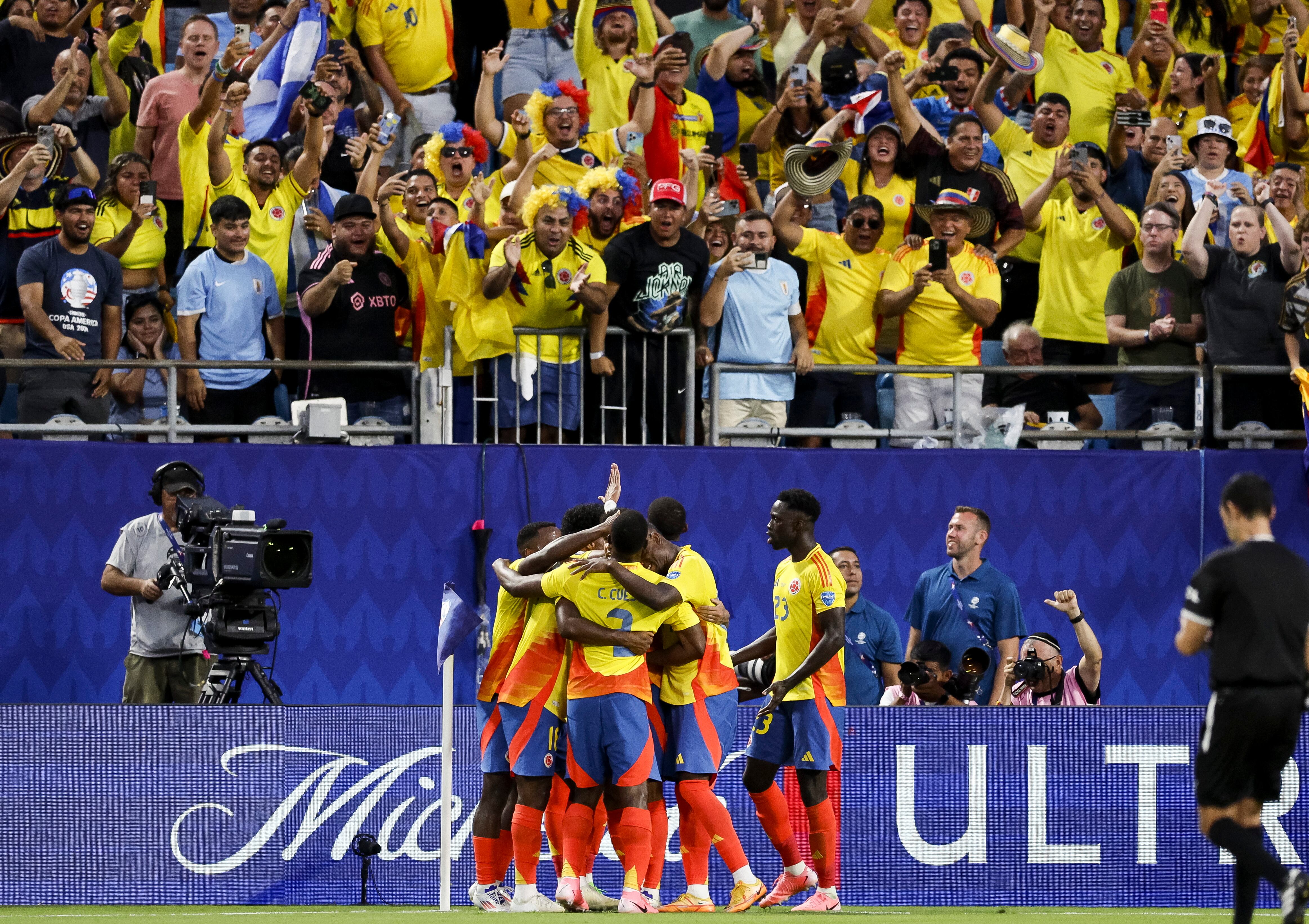 Charlotte (United States), 11/07/2024.- The Colombian team celebrates a goal by Jefferson Lerma during the first half of the CONMEBOL Copa America 2024 semi-finals match between Uruguay and Colombia at Bank of America stadium in Charlotte, North Carolina, USA, 10 July 2024. EFE/EPA/ERIK S. LESSER