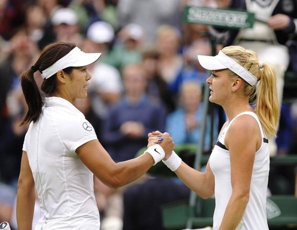 La tenista polaca Agnieszka Radwanska (d) es felicitada por la china Na Li tras el partido de cuartos de final del torneo de tenis de Wimbledon.