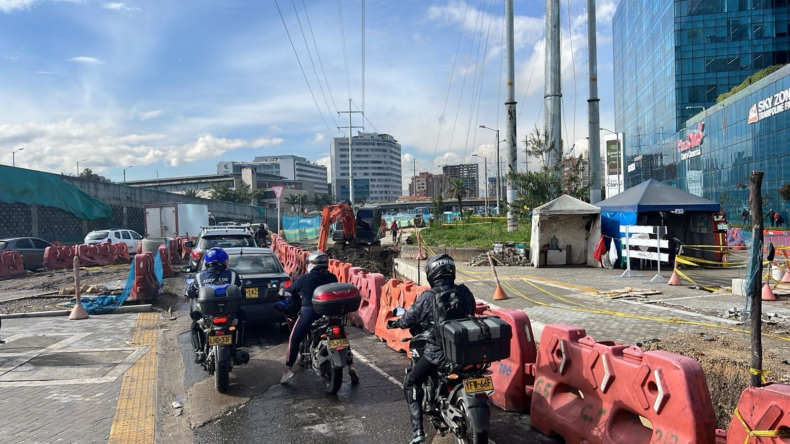Taxista se volcó en obra de la carrera 68 en Bogotá por falta de señalización