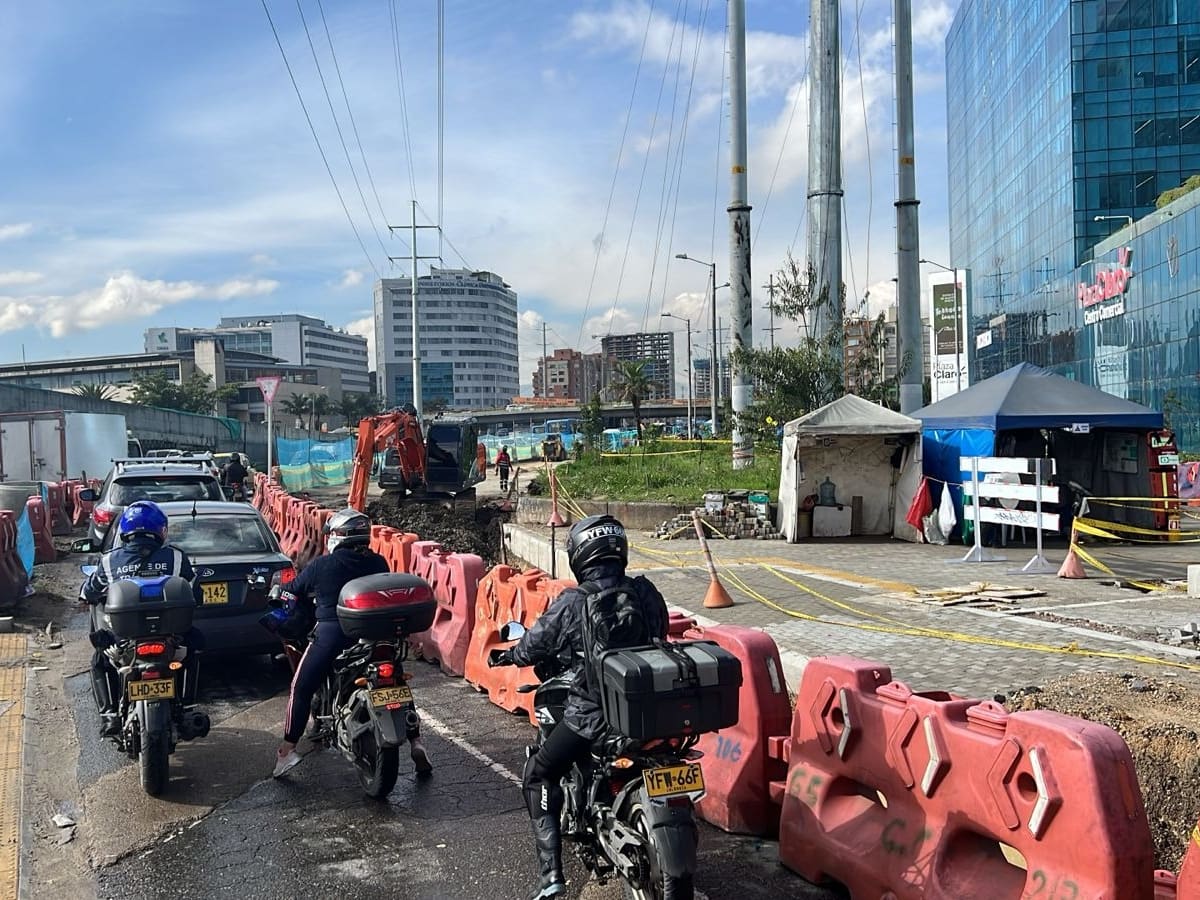 Taxista se volcó en obra de la carrera 68 en Bogotá por falta de señalización