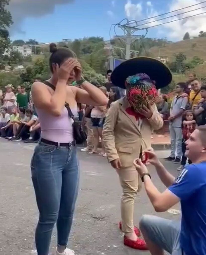 Le pidió matrimonio en medio de los carnavales de Ocaña.