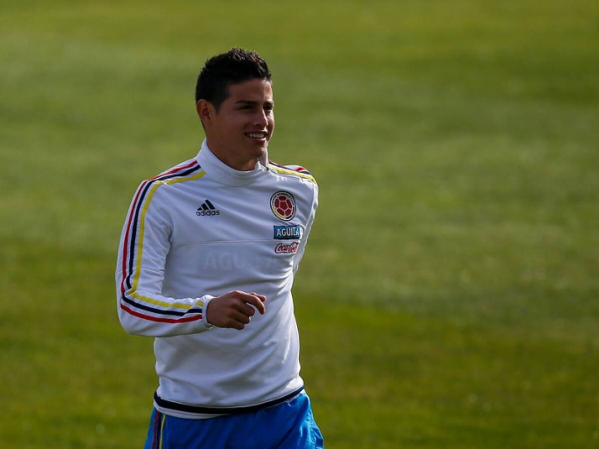 James le enseña a jugar fútbol a su hija