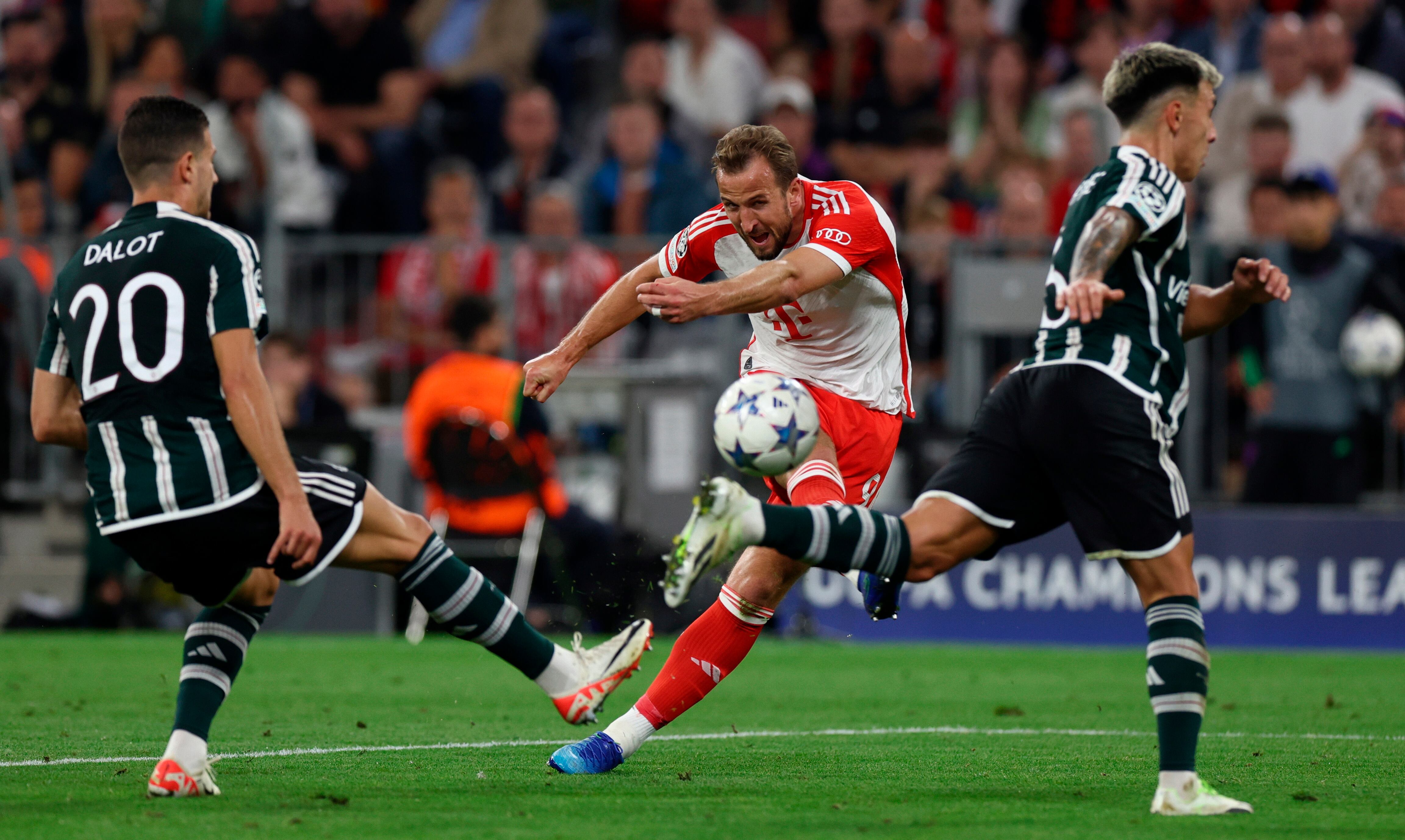Munich (Germany), 20/09/2023.- Munich's Harry Kane (C) in action against Manchester United's Lisandro Martinez (L) during the UEFA Champions League Group A soccer match between FC Bayern Munich and Manchester United in Munich, Germany, 20 September 2023. (Liga de Campeones, Alemania) EFE/EPA/Anna Szilagyi