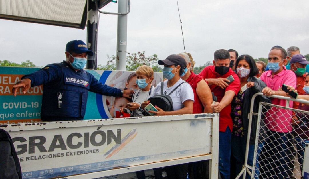 Levantan pico y cédula en la frontera