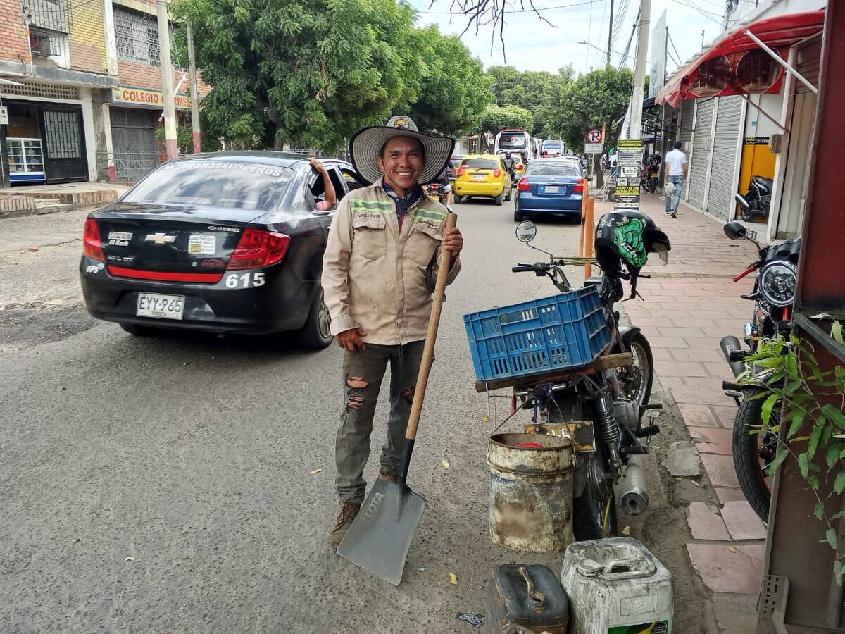 José lleva 17 años trabajando en el reparcheo de las calles de Cúcuta