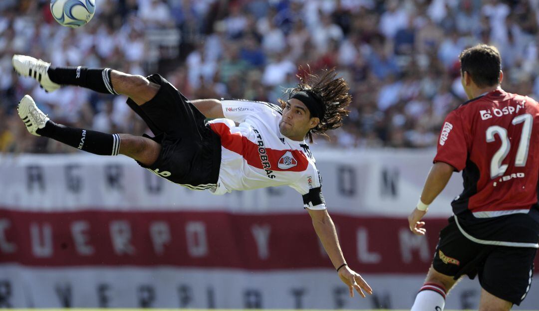 Falcao García jugando para River Plate.