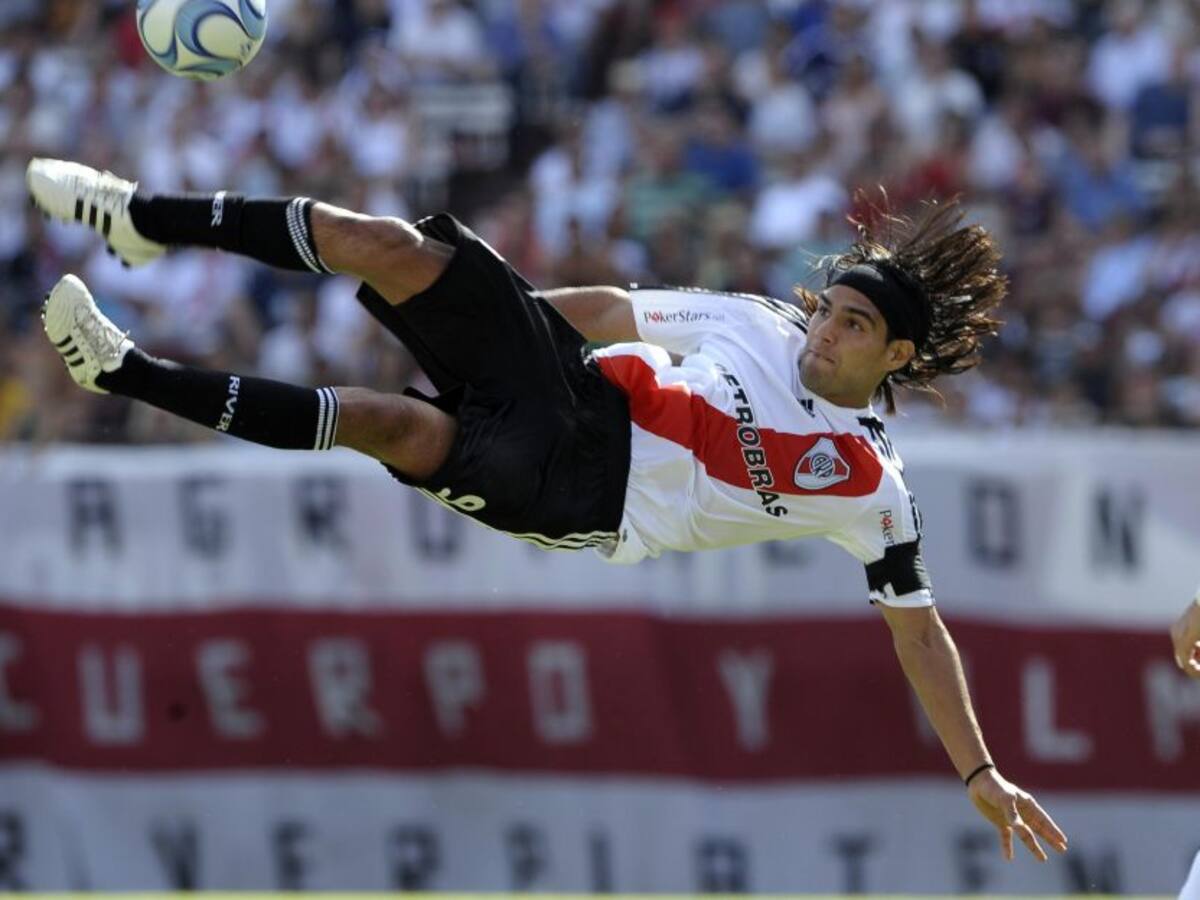 ¿Regresará? Falcao posa con camiseta de River e ilusiona a sus hinchas