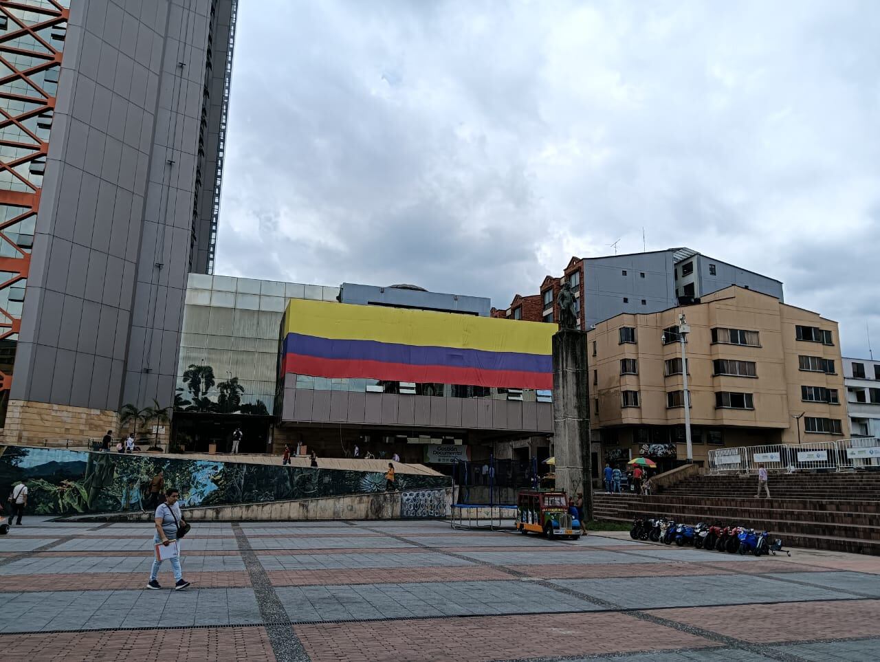 Fin de semana de fiestas patrias, debemos izar la bandera de Colombia. así luce la gobernación y la asamblea del Quindío. Foto Adrián Trejos