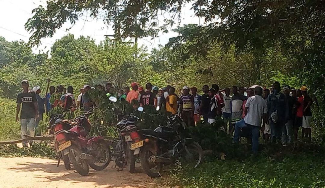 La comunidad detuvo a dos motorizados, quienes tenían fotografías de algunos líderes en lugares donde habían estado