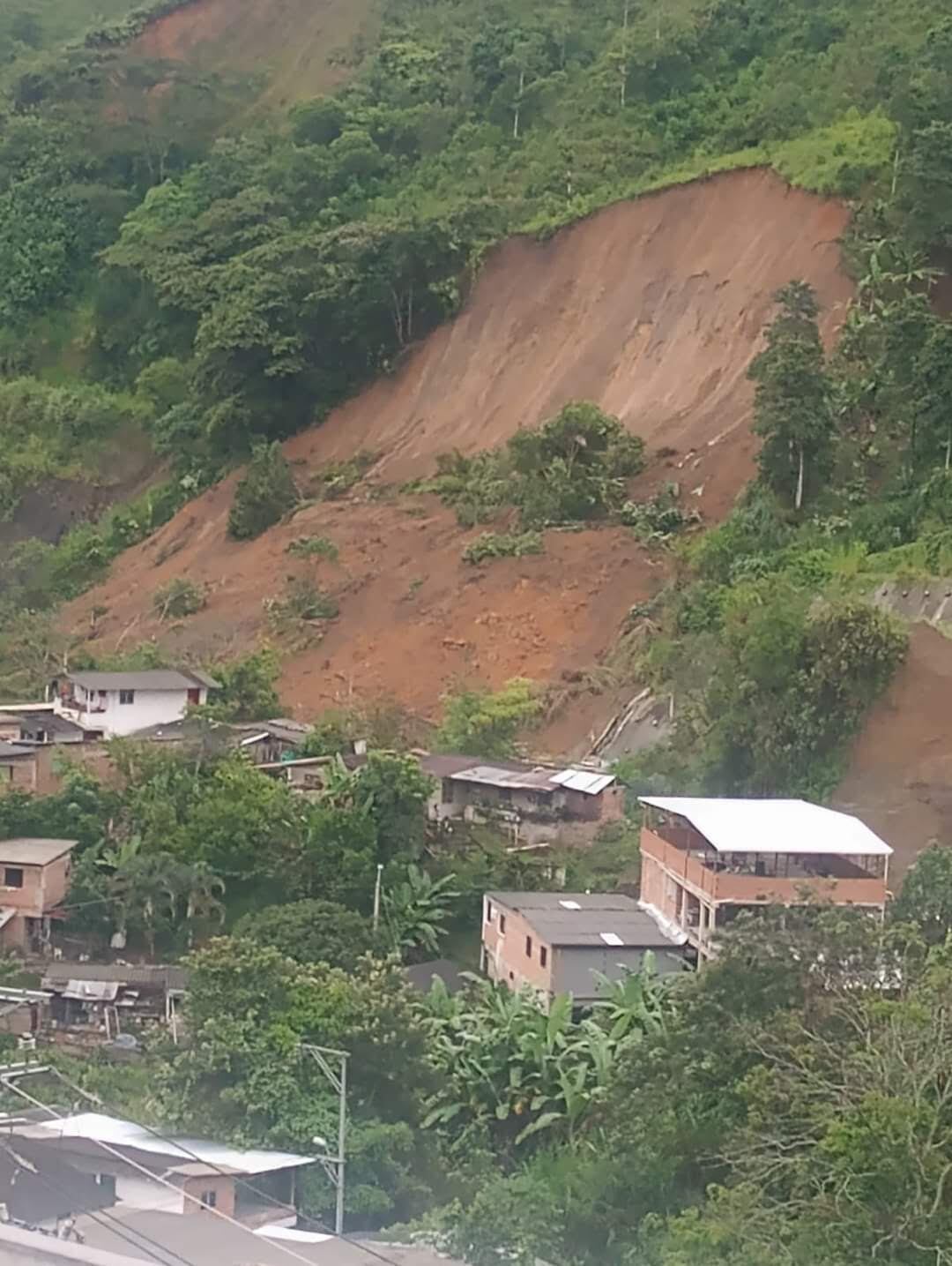 Por el derrumbe, una vivienda quedó destruida y otra más debió ser evacuada por prevención. Foto: Alcaldía de Cañasgordas.