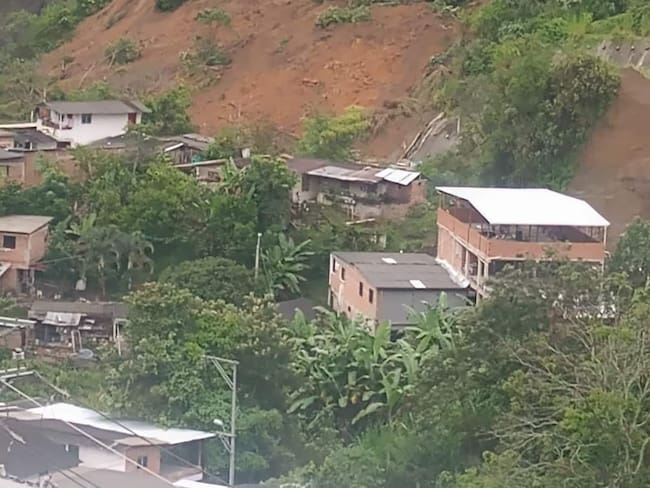 Por el derrumbe, una vivienda quedó destruida y otra más debió ser evacuada por prevención. Foto: Alcaldía de Cañasgordas.