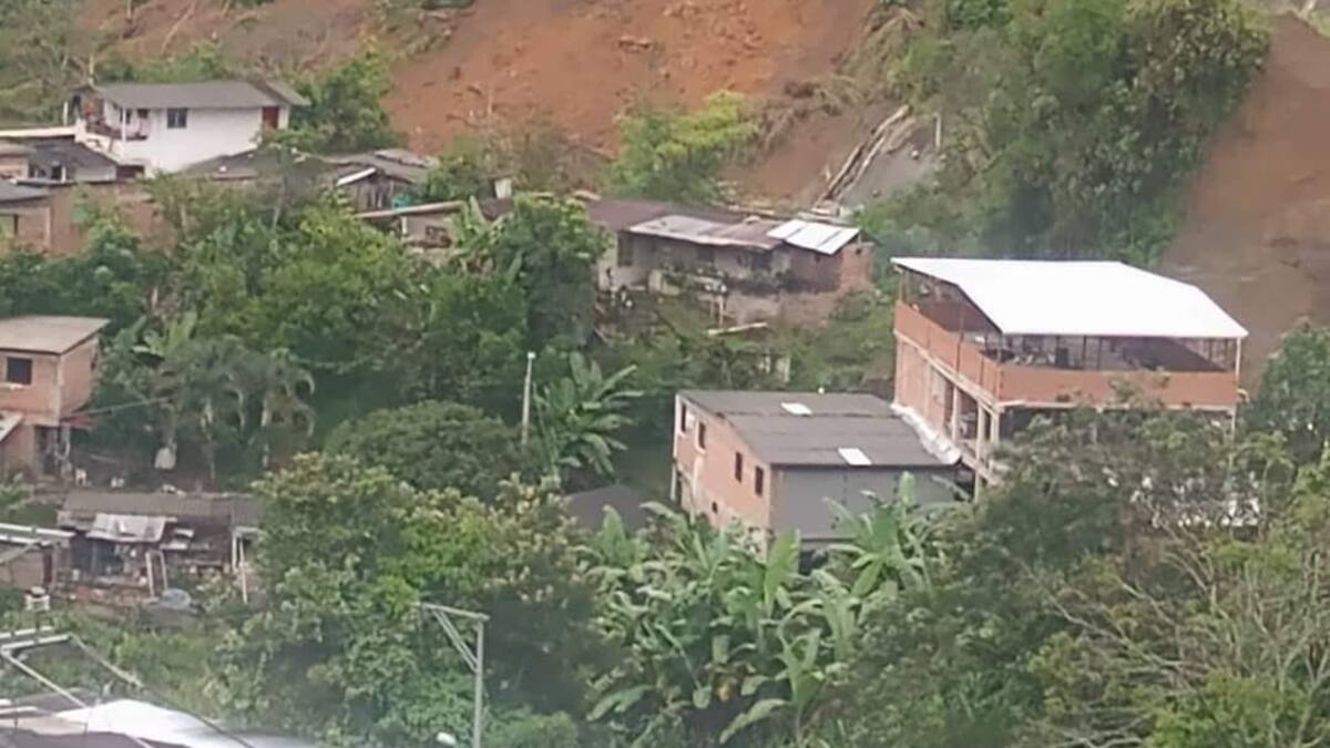 Hay cierre total en la vía Medellín-Urabá por un grave derrumbe. ¿Rutas alternas?