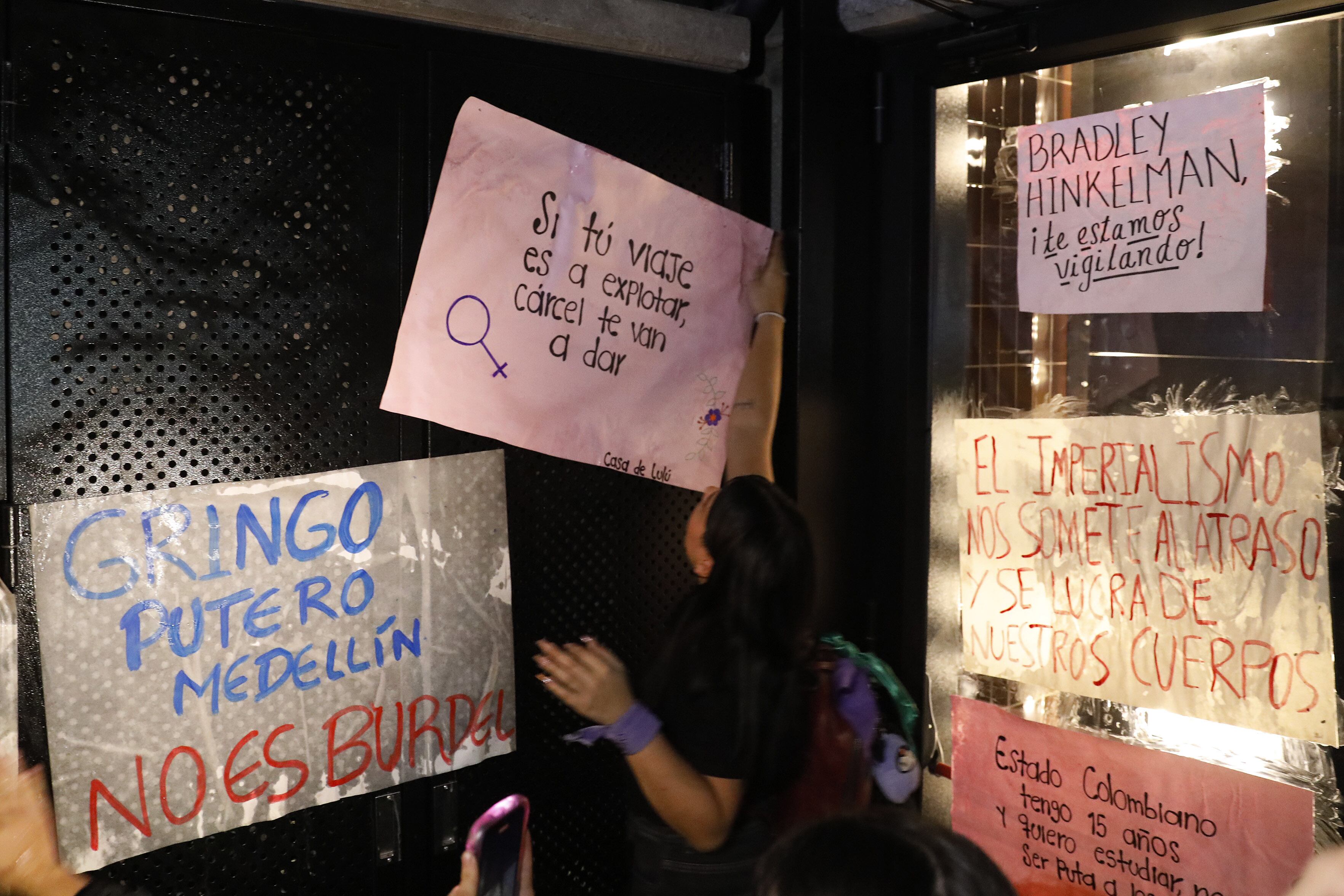 AME6092. MEDELLÍN (COLOMBIA), 09/04/2024.- Fotografía de carteles pegados en la fachada del hotel Gotham durante un plantón para rechazar la explotación sexual de niños, niñas, adolescentes y mujeres, este martes en Medellín (Colombia). EFE/ Luis Eduardo Noriega A.
