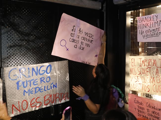 AME6092. MEDELLÍN (COLOMBIA), 09/04/2024.- Fotografía de carteles pegados en la fachada del hotel Gotham durante un plantón para rechazar la explotación sexual de niños, niñas, adolescentes y mujeres, este martes en Medellín (Colombia). EFE/ Luis Eduardo Noriega A.
