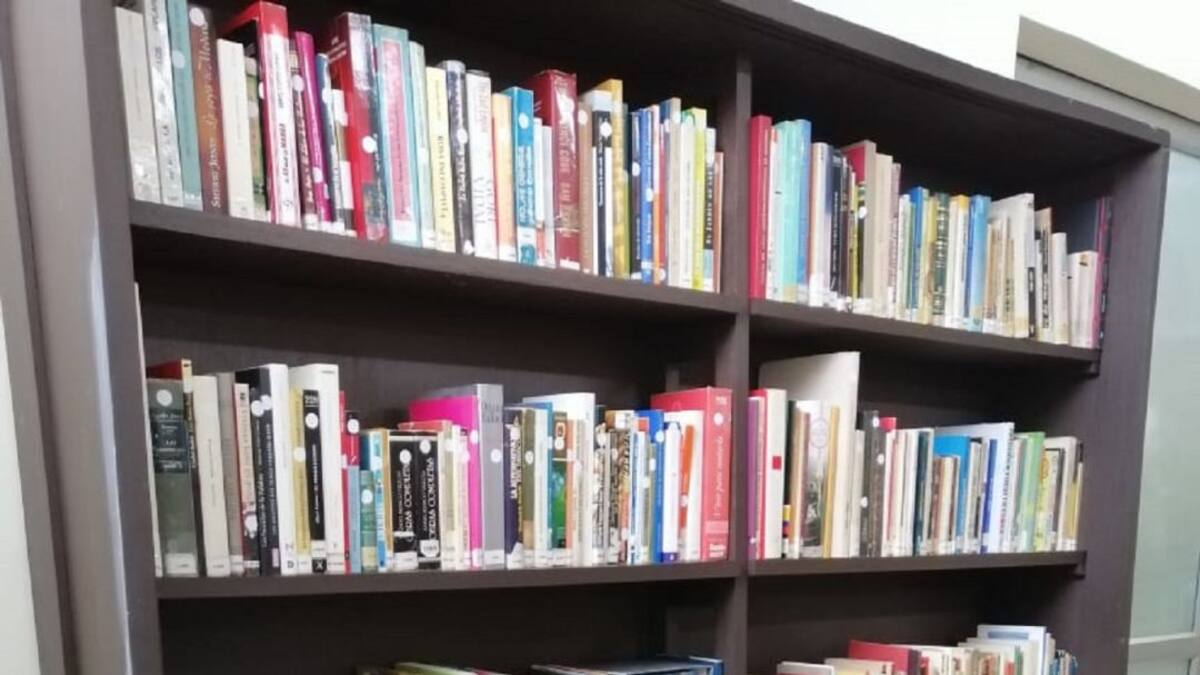 Humberto de la Calle dona libros a biblioteca pública de Manizales