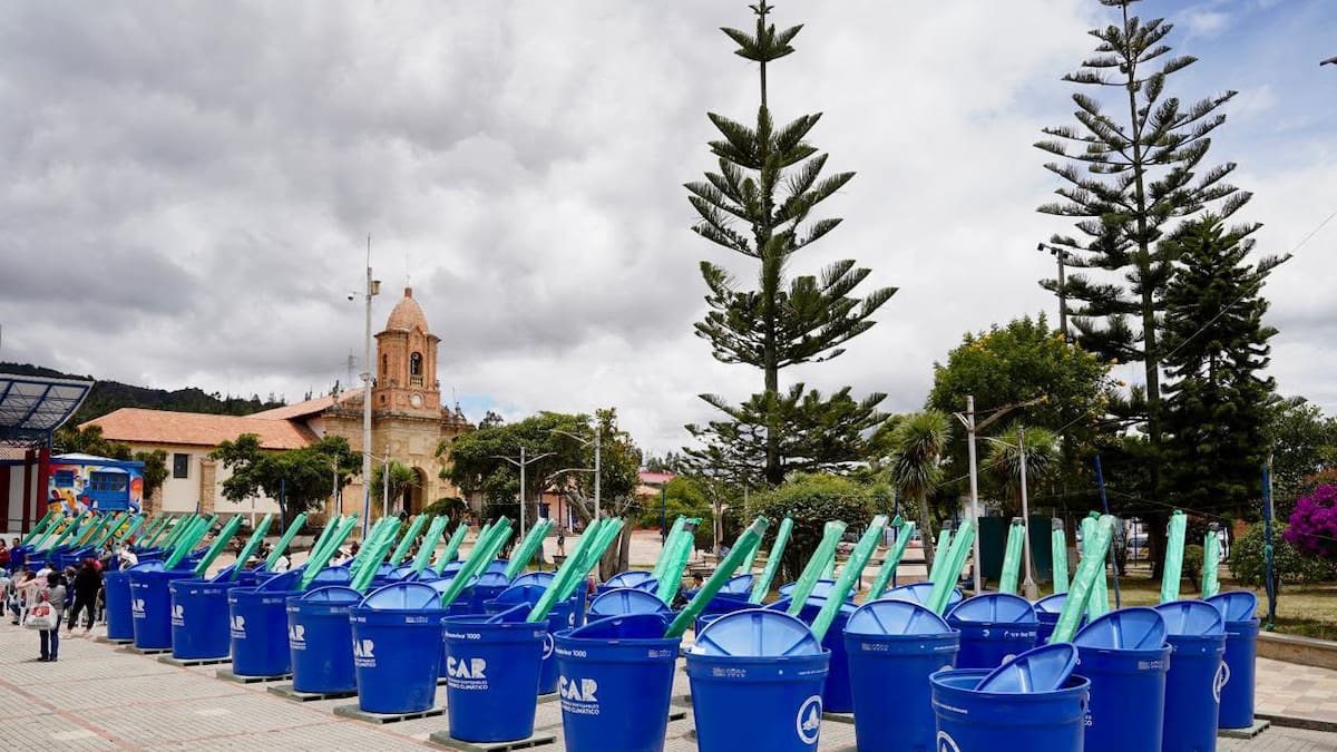 Más de 400 familias campesinas reciben reservas de agua para enfrentar futuras sequías