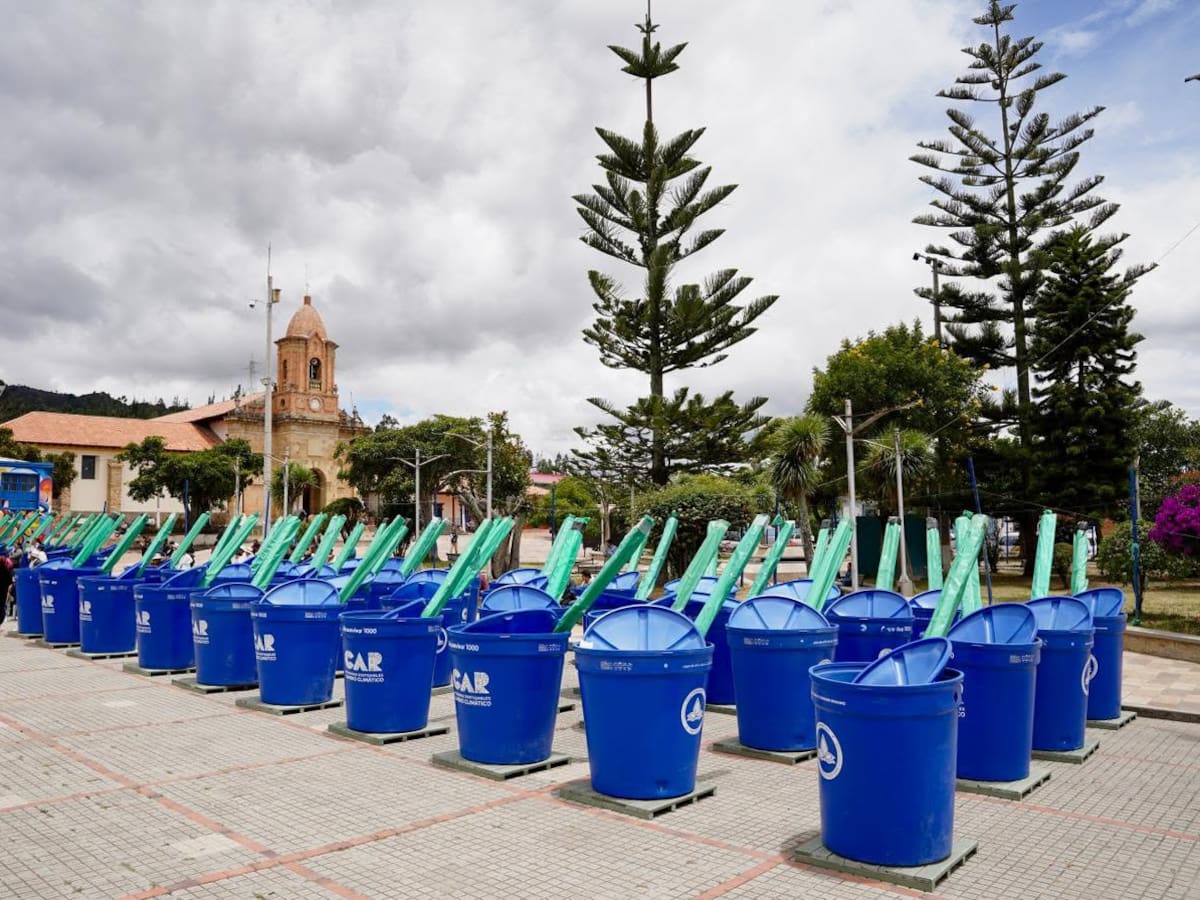 Más de 400 familias campesinas reciben reservas de agua para enfrentar futuras sequías