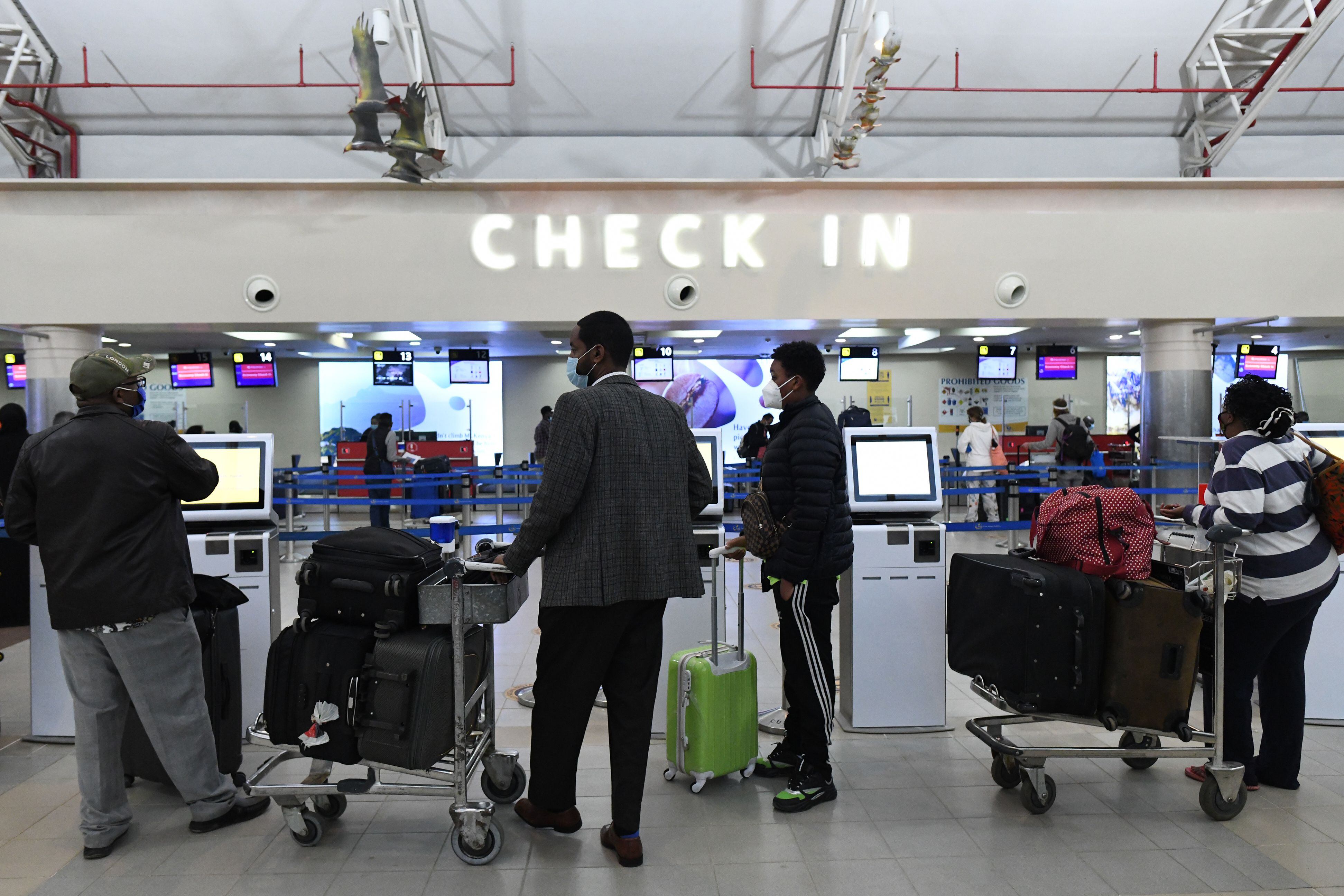 Pasajeros esperan la entrada a su vuelo en Aeropuerto Internacional .
(Foto:  SIMON MAINA/AFP via Getty Images)
