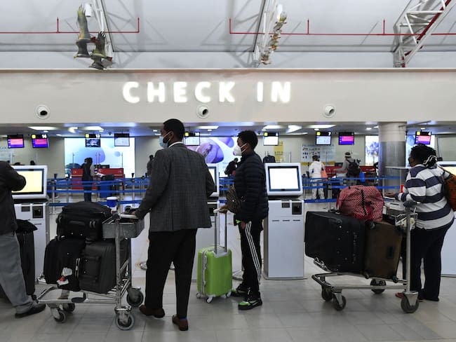 Pasajeros esperan la entrada a su vuelo en el Aeropuerto Internacional de Nairobi. 
(Foto:  SIMON MAINA/AFP via Getty Images)
