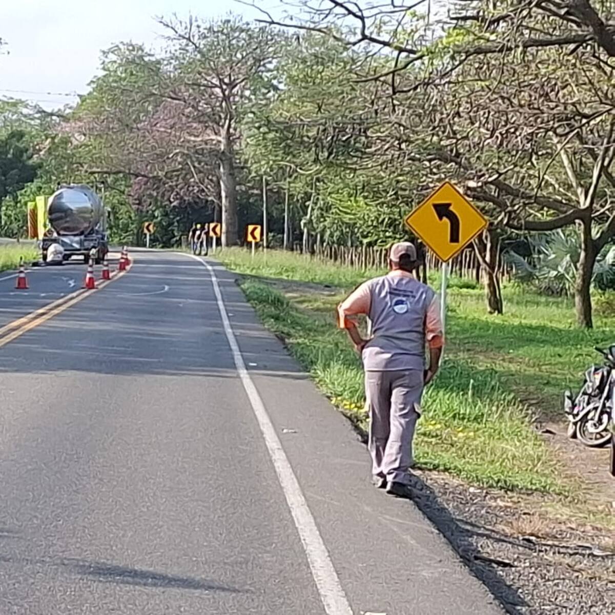 Volcamiento de tractocamión obliga al cierre de La Cordialidad en Sabanalarga