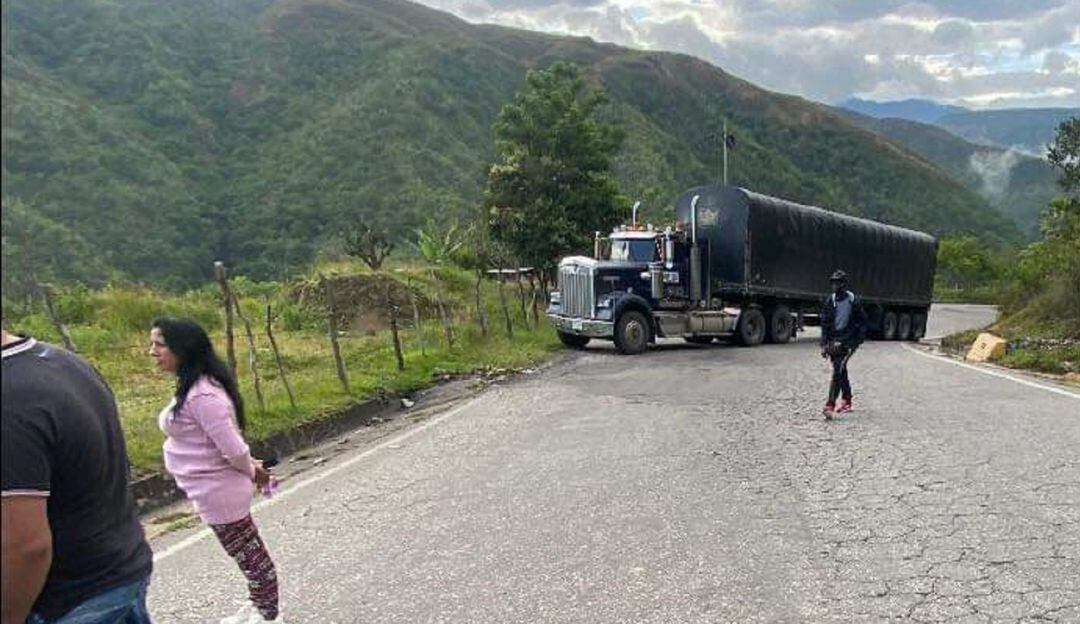 Incomunicación en la vía Cúcuta-Ocaña por vehículo atravesado