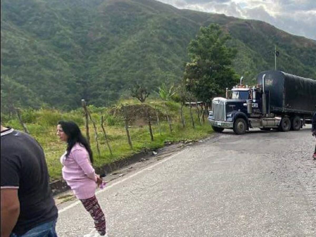 Incomunicación en la vía Cúcuta-Ocaña por vehículo atravesado