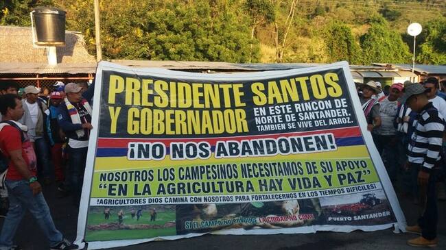 Campesinos y arroceros bloquean vías en Norte de Santander. Foto: Mauricio Doncell