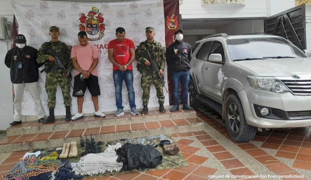 Las víctimas eran transportadas en una camioneta amarradas con cadenas y con sus rostros cubiertos con capuchas negras.