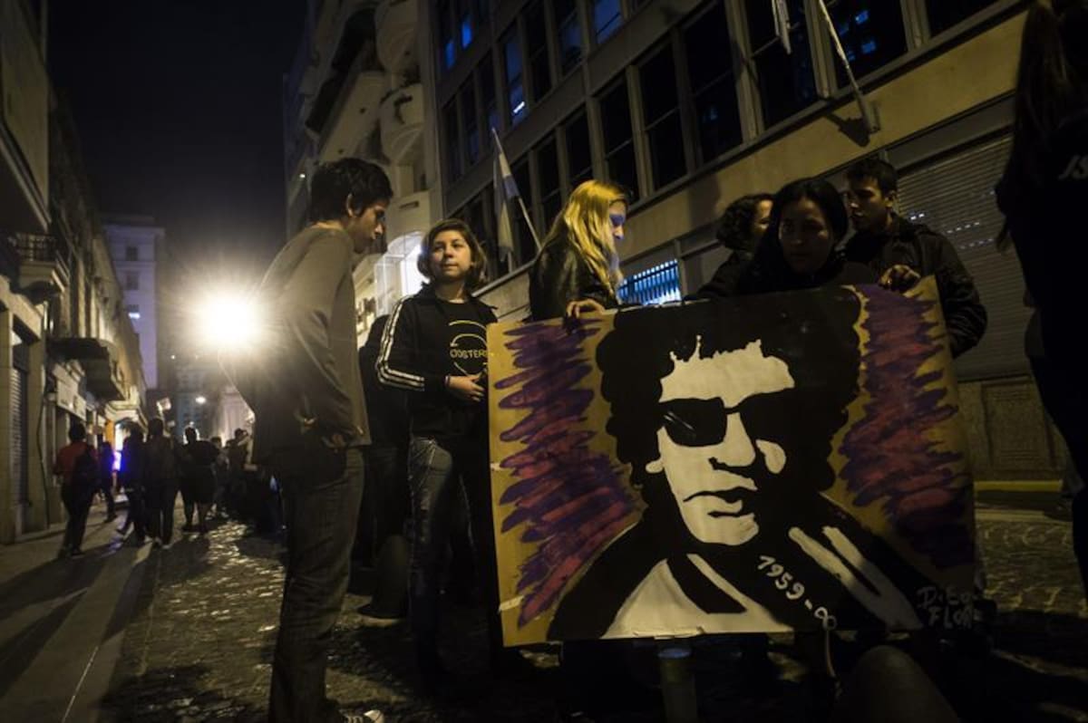 Los seguidores del exvocalista de Soda Stereo se unieron en una sola voz para rendir tributo al artista en sus exequias. Foto: Efe
