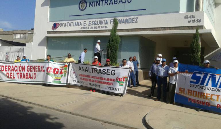 Protesta de escoltas en la sede de Mintrabajo en Valledupar. 
