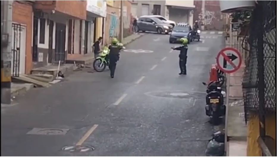 Hombre capturado por agredir a su pareja y un policía en Copacabana- foto captura video Denuncias Antioquia