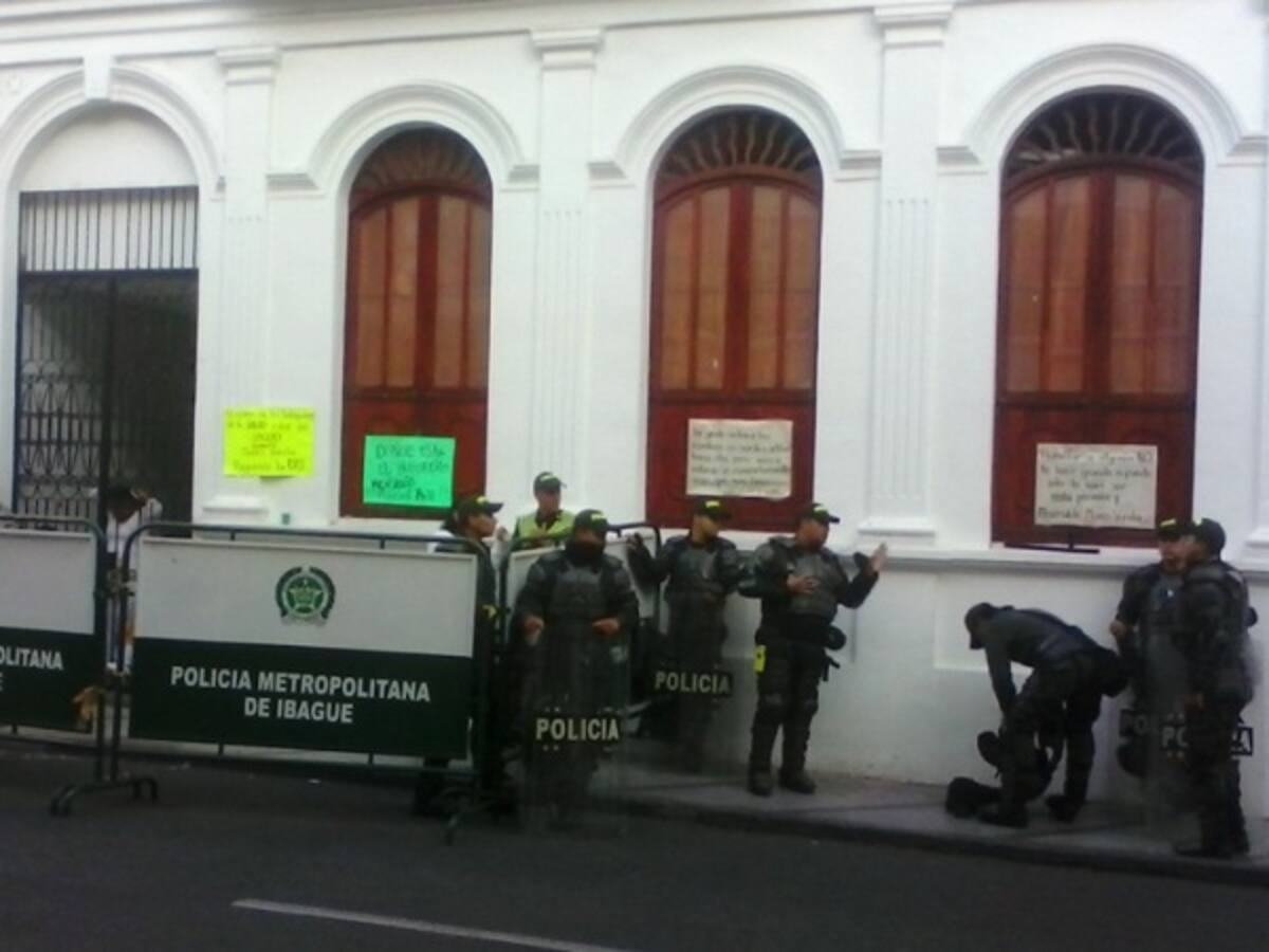 Trabajadores de Clínica Minerva de Ibagué en protesta por falta de pagos