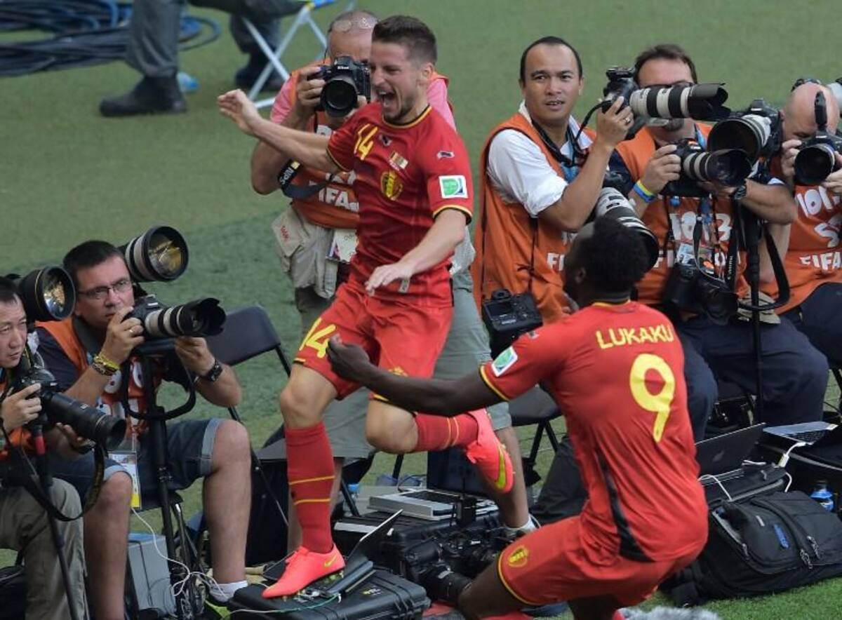 Sofiane Feghouli abrió el marcador en el minuto 24 desde el punto penal y Fellaini consiguió el empate en el 70. Mertens consiguió el 2-1 y le dio la victoria a los "Diablo rojos".