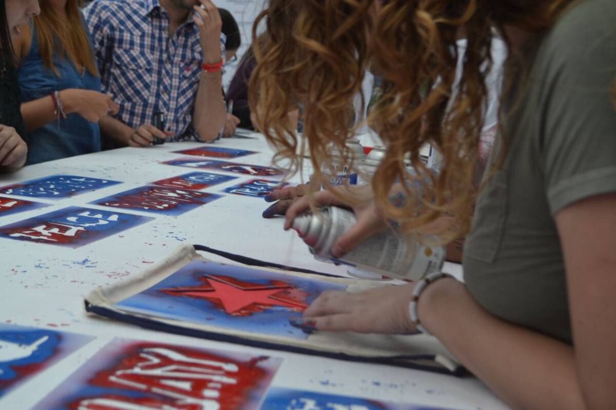 Los asistentes pudieron llevarse un recuerdo en modo de tatuaje o aerografía.