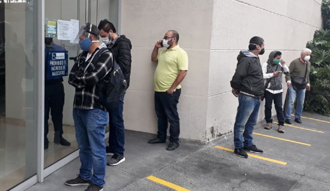 Fila para reclamar medicamentos de usuarios de Cosmitet