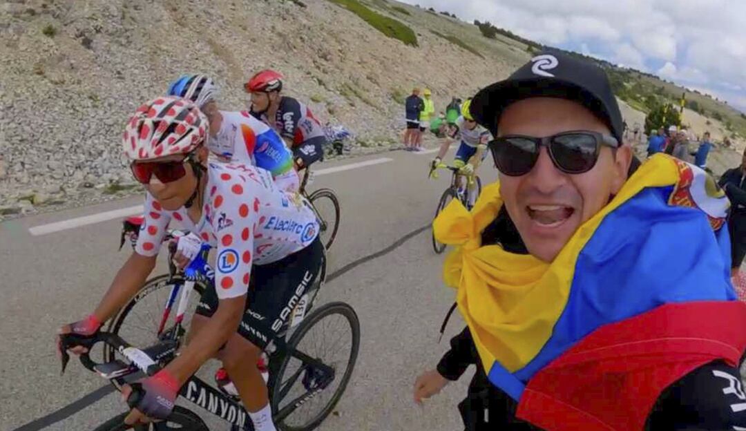 Nairo Quintana junto a un aficionado en el Tour de Francia 2021