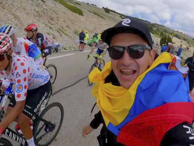 Nairo Quintana junto a un aficionado en el Tour de Francia 2021