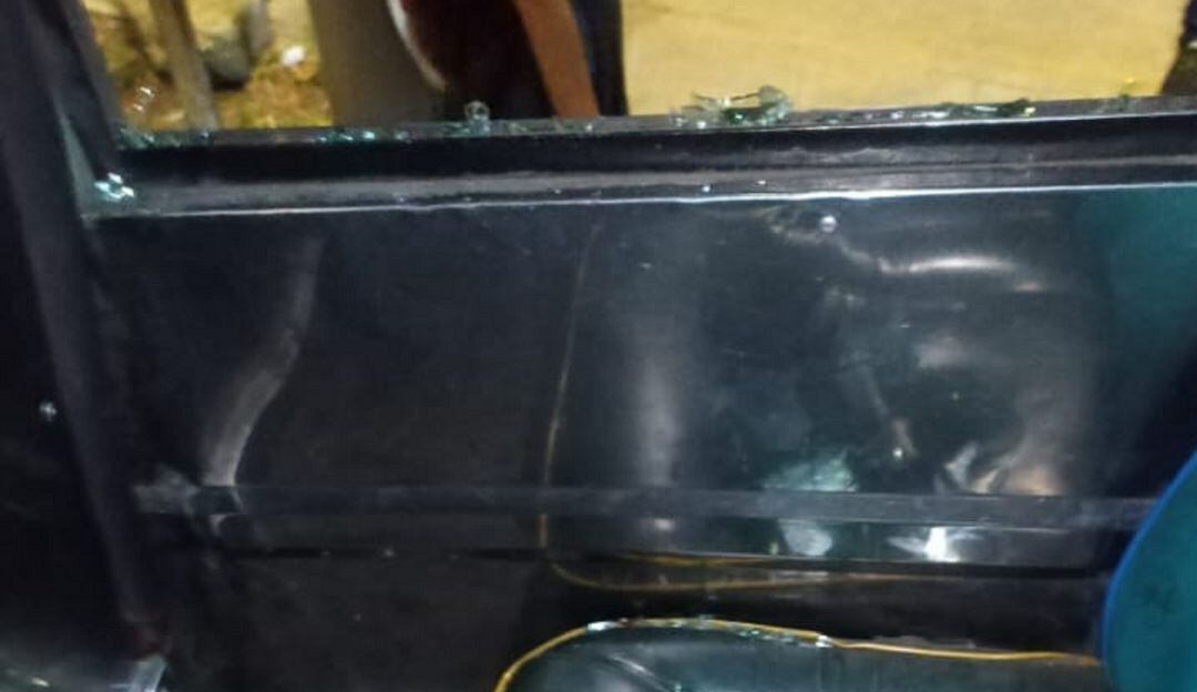 Atacan a piedra a bus urbano